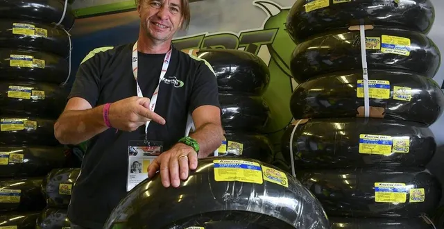 photo  deux ans après ses premiers contacts avec le manufacturier kingtyre, philippe patault et heureux de pouvoir présenter au mans de nouveaux pneus chinois.  &copy;  le maine libre – yvon loue 