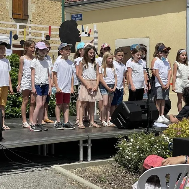 photo les enfants des classes du sivos ont pu chanter les chansons qu’ils avaient écrites.  ©  le maine libre
