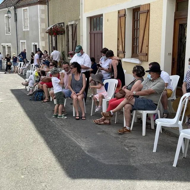 photo la chaleur a poussé les spectateurs à chercher le moindre carré d’ombre.  ©  le maine libre