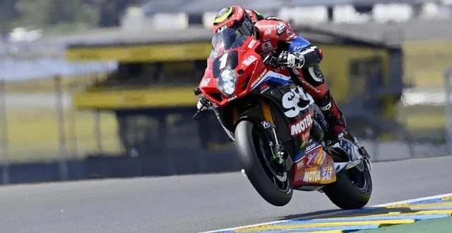 photo  gregg black, sylvain guintoli et xavier siméon ont imposé la suzuki du sert de façon magistrale, ce dimanche 13 juin.  &copy;  jerome fouquet/ouest-france 