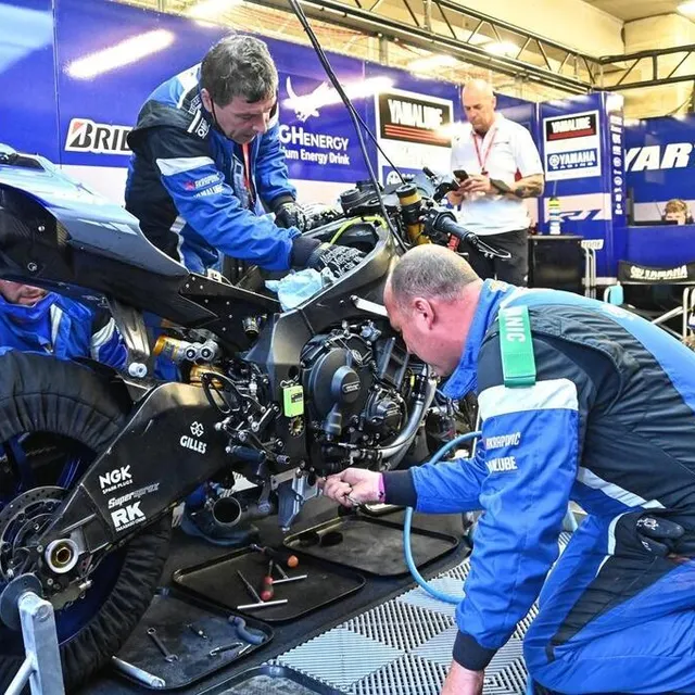 photo 24 heures du mans moto. sport. motocyclisme. endurance. championnat du monde. #7. yart yamaha. autriche. yamaha yzf – r1. formula ewc. au stand pour un problème de soupapes. photo daniel fouray.  ©  daniel fouray / ouest-france