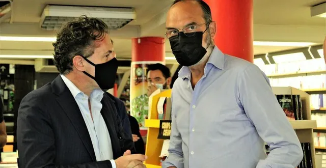 photo  christophe béchu, actuel maire d’angers et édouard philippe, ex premier ministre de 2017 à 2020, se tiennent la main.  &copy;  ouest-france 