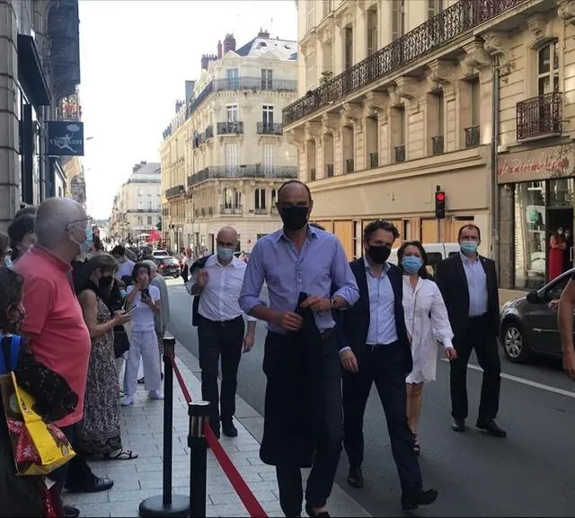 photo édouard philippe était suivi de près par christophe béchu, à l’occasion d’une séance de dédicace organisée à angers.  ©  ouest-france