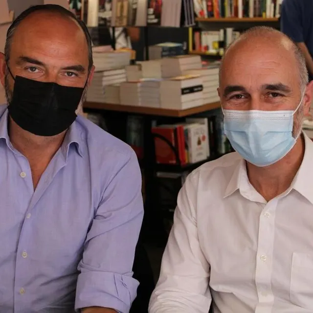 photo édouard philippe et gilles boyer, à la librairie richer d’angers, samedi 12 juin lors de la dédicace du livre « impressions et lignes claires ».  ©  ouest-france