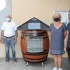 photo  mareil-sur-loir. la barrique de vin devient boîte à livres à mareil 
