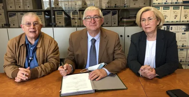 photo  le président du tribunal (au centre), le président des restaurants du cœur et la bâtonnière ont signé un partenariat pour favoriser l’accès aux droits des plus démunis.  &copy;  le maine libre 