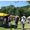 photo belle affluence pour le marché champêtre du comité des fêtes, installé dans le pré communal en bord de sarthe.
