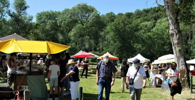 photo  belle affluence pour le marché champêtre du comité des fêtes, installé dans le pré communal en bord de sarthe.  &copy;  ouest-france 