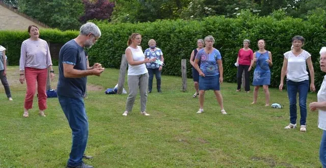 photo  c’est en plein air que les passantes se sont retrouvées au complet pour leur première répétition, sous la direction d’éric têtedoie.  &copy;  le maine libre 