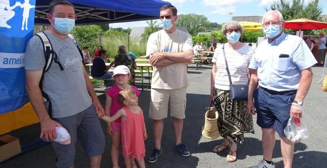 photo  la maire en compagnie de son époux est venue à la rencontre de ses concitoyens et des exposants.  &copy;  le maine libre 