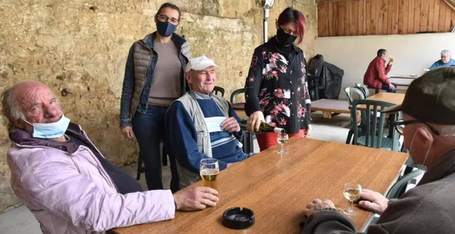 photo  un préau accessible de la terrasse extérieure très appréciée de la clientèle qu’isabelle et ghislaine ont plaisir à servir.  &copy;  le maine libre 