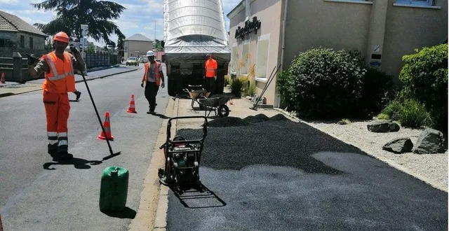 photo  les travaux en cours ici devant le restaurant «le rallye» qui vient de rouvrir ses portes aux clients  &copy;  le maine libre 