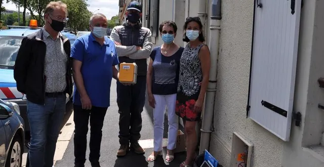 photo  le mans, juin 2021. le compteur à gaz va être installé chez christine caville, à droite, ici à côté de sa maman. à gauche, jacques gouffé, vice-président de le mans métropole.  &copy;  le maine libre 