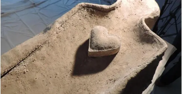 photo  le cardiotaphe posé sur l’un des deux cercueils en plomb des comtes de flers. ?  &copy;  hélène dupont-inrap 