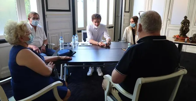 photo  le mans, lundi 14 juin 2021. damien tison (en blanc, au centre) a passé la journée à expertiser des objets apportés par des sarthois.  &copy;  photo le maine libre 