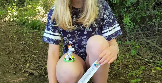 photo  fany avec une géocache qu’elle vient de découvrir.  &copy;  le maine libre 