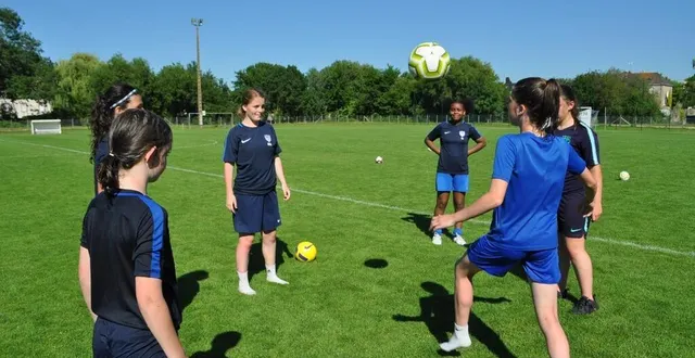 photo  ninon, avec le ballon, elena, yamina, marion océane… se sont retrouvées pour passer un bon moment.  &copy;  le maine libre 