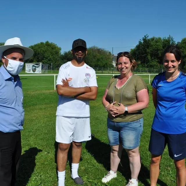 photo thyphaine cochon (à dr.), responsable de l’école de foot, stéphanie gabard, référente, et l’entraîneur des seniors féminines khalid asfar en discussion avec le conseiller municipal de l’opposition rémi mareau.  ©  le maine libre