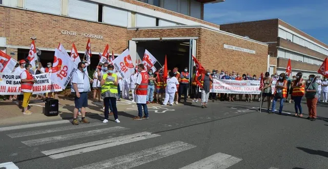 photo  élus et population se sont rassemblées devant les urgences de l’hôpital.  &copy;  le maine libre 