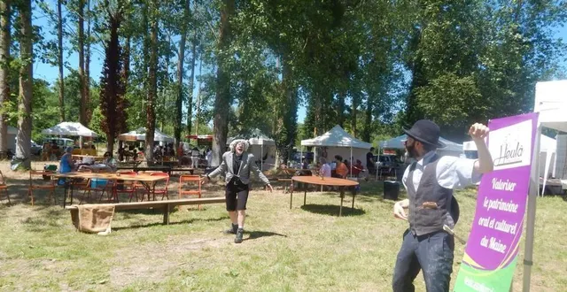 photo  deux clowns ont imaginé mille et une facéties pour faire rire les visiteurs et les bénévoles.  &copy;  le maine libre 