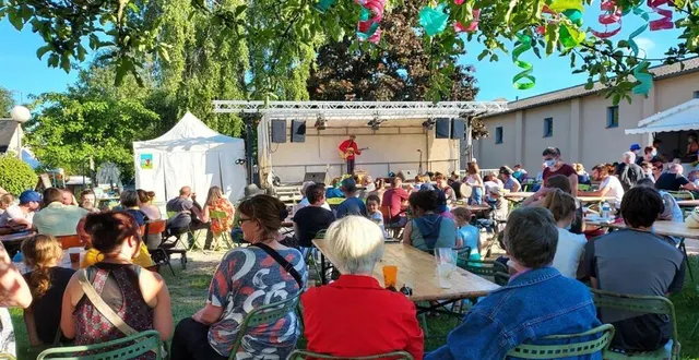 photo  cyrarno du patelin a, tour à tour, amusé ou ému le public en reprenant les chansons de son dernier album « terre mal touffue, homme mal foutu ».  &copy;  ouest-france 