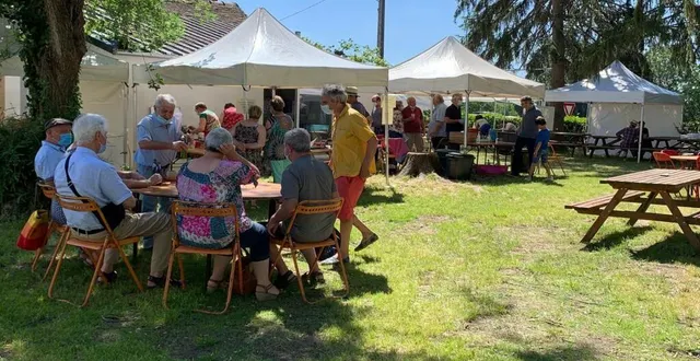 photo  le public est arrivé dès l’ouverture du moulin, dimanche, pour profiter de la convivialité du lieu et pour le plaisir de se retrouver.  &copy;  ouest-france 