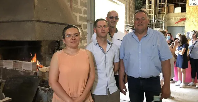 photo  séverine hertaud, la nouvelle gérante, ses deux associés et jean-marie préchais (à droite). derrière eux, la forge installée à la création de la société, en 1890.  &copy;  ouest-france 