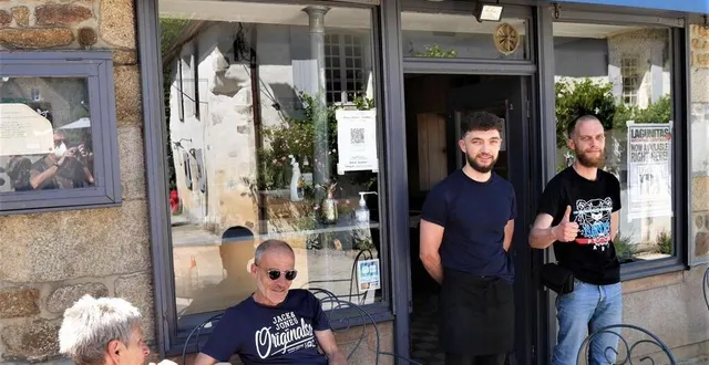 photo  valentin, à gauche et christophe lenaerts ont repris la taverne giroise en centre bourg de saint-céneri-le-gérei (orne).  &copy;  ouest-france 