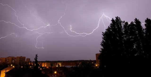 photo  la foudre au-dessus des sablons, au mans, depuis un balcon situé près du cimetière de pontlieue. photo d’archives.  &copy;  archives ouest-france 