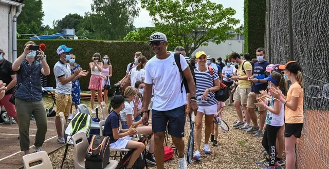photo  yannick noah et tatiana golovin ont passé l’après-midi à bessé-sur-braye et à saint-calais.  &copy;  photo le maine libre denis lambert 