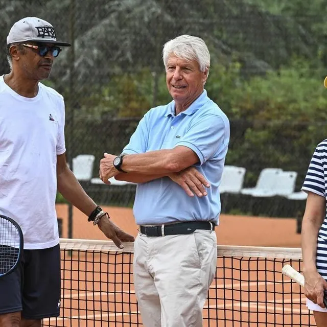 photo yannick noah a retrouvé patrice hagelauer l’entraîneur qui le mena au titre à roland garros.  ©  photo le maine libre denis lambert