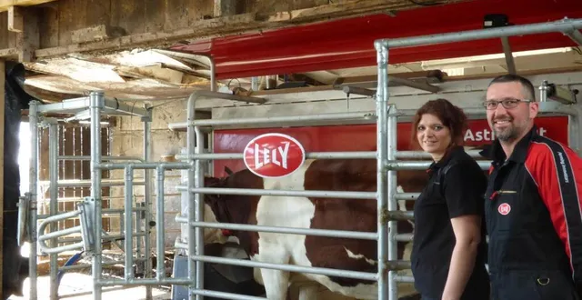 photo  amélie et emmanuel courault, éleveurs laitiers, se sont équipés d’un robot de traite.  &copy;  ouest-france 