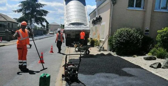 photo  décidé par la nouvelle équipe municipale, un programme de réfection des trottoirs en agglomération a débuté, rue l’aunay et des gesleries face au restaurant le rallye. « l’accès y est sécurisé », commente luc-marie faburel, maire. d’autres travaux suivront dans les prochains mois.  &copy;  ouest-france 