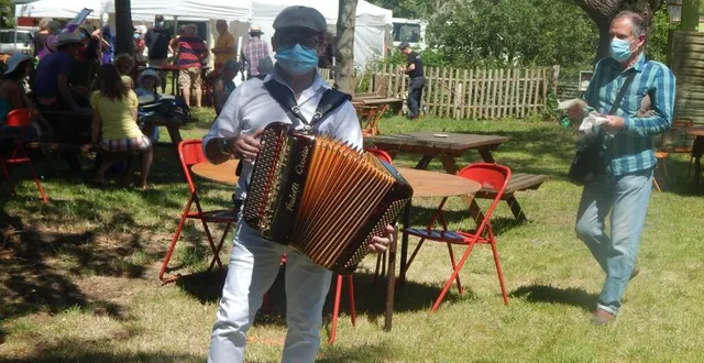 photo  patrick guillin a joué plusieurs morceaux à l’accordéon.  &copy;  le maine libre 