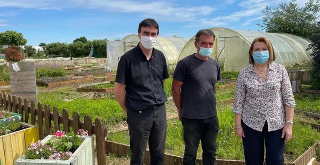 photo  de gauche à droite : thierry leroyer, directeur du collectif d’urgence, eric thireau, encadrant technique du jardin et michelle lemaitre, présidente du collectif d’urgence.  &copy;  ouest france 