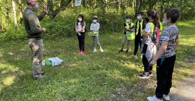 photo  les élèves du cp au cme de l’école ledru-rollin sont allés découvrir la forêt et les animaux qui y vivent.  &copy;  le maine libre 