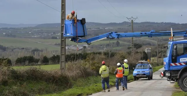 photo  les agents d’enedis sont intervenus toute la journée ce jeudi 17 juin 2021 pour rétablir le courant en sarthe suite au violent épisode orageux. photo d’illustration.  &copy;  archives ouest-france 