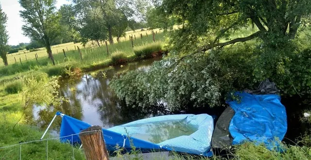 photo  à ballon-saint-mars, une piscine s'est envolée dans une mare suite à l'épisode orageux survenu dans la nuit de mercredi 16 à jeudi 17 juin 2021.  &copy;  dr 