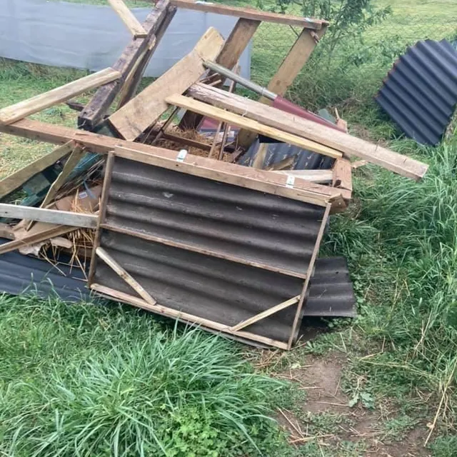 photo à louplande, la commune n'a pas été épargnée par l'orage survenu dans la nuit du 16 au 17 juin 2021. ici, le poulailler d'une habitante, complètement détruit.  ©  dr