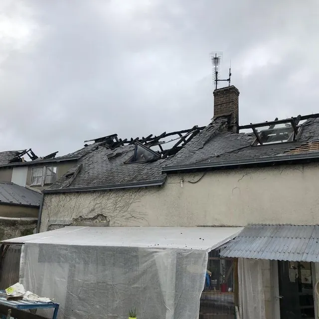 photo vers 2 h 36 dans la nuit de mercredi 16 à jeudi 17 juin 2021, une maison a été frappée par la foudre au lude, en sarthe.  la toiture est partiellement détruite.  ©  ouest-france