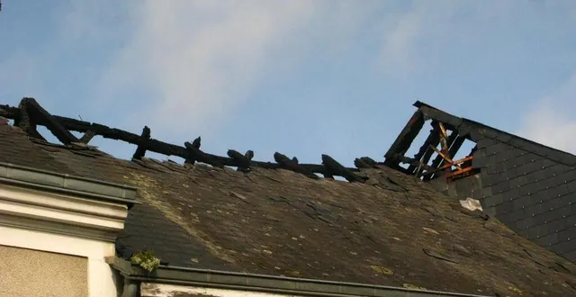 photo  la foudre est tombée sur l’antenne est a embrasé la charpente et la toiture ainsi que le premier étage du bâtiment.  &copy;  le maine libre 