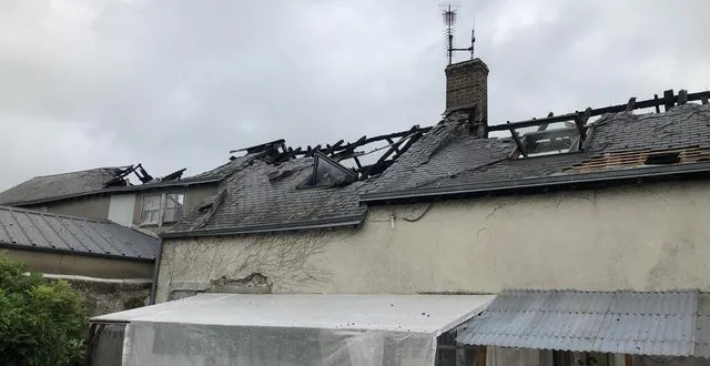 photo  un impact de foudre a provoqué un important incendie dans une maison du centre-ville du lude, dans la nuit du 16 au 17 juin.  &copy;  ouest-france 