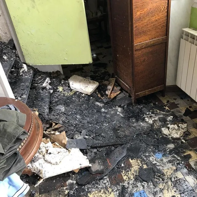 L’incendie s’est déclaré sur le toit et s’est propagé à l’étage du bâtiment au Lude, à la suite de l’orage survenu dans la nuit de mercredi 16 à jeudi 17 juin 2021. Ouest-France photo l’incendie s’est déclaré sur le toit et s’est propagé à l’étage du bâtiment au lude, à la suite de l’orage survenu dans la nuit de mercredi 16 à jeudi 17 juin 2021. © ouest-france