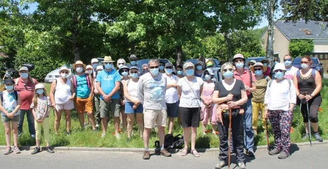 photo  les randonneurs avant le départ en deux groupes au cœur du bourg.  &copy;  le maine libre 