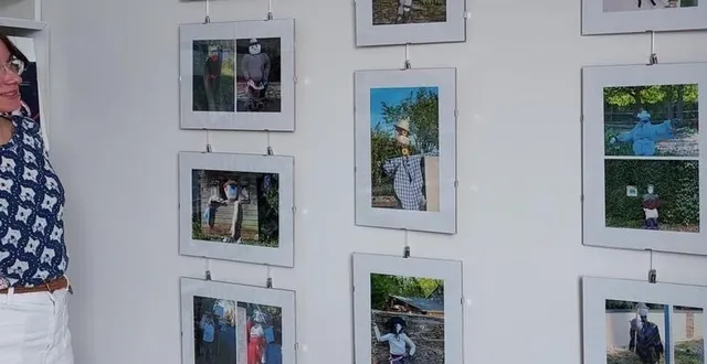 photo  lucie baillot a été recrutée par la municipalité, en octobre 2019, pour prendre la responsabilité de la nouvelle médiathèque ouverte en septembre 2020. elle pose ici devant l’exposition de photos d’épouvantails, prises lors du premier confinement au hameau des brosses.  &copy;  ouest-france 