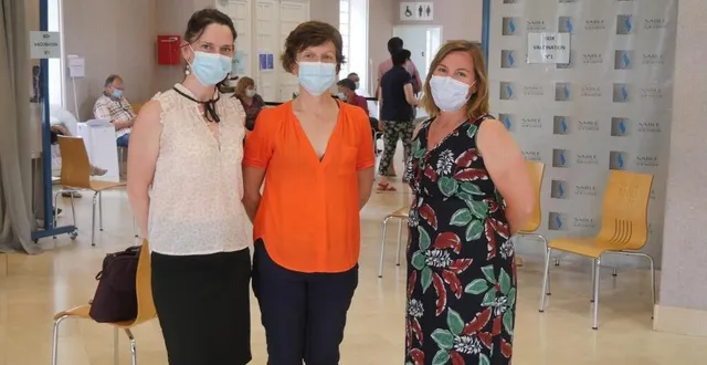 photo  eurydice daviaud, coordinatrice du centre de vaccination dont le contrat s’arrête la fin du mois, geneviève potier, adjointe, et alexandra roche, nouvelle coordinatrice.  &copy;  le maine libre 
