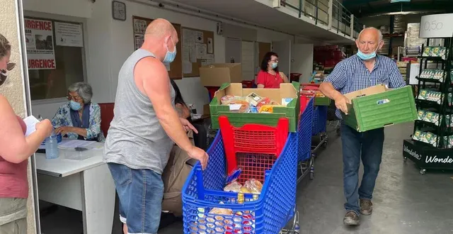 photo  la distribution des colis d’été a réuni une quinzaine de bénévoles, sur la trentaine que compte habituellement le secours populaire d’alençon (orne).  &copy;  ouest france 