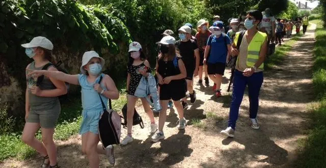 photo  les 46 élèves ont aimé marcher, même à pas rapide (ici au retour d’un spectacle à ruillé).  &copy;  le maine libre 