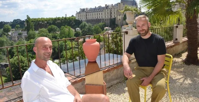 photo  thouars, mercredi 9 juin. alexandre fléveau et guillaume dollinger ont créé la maison d’hôtes au petit thouars, offrant notamment une vue imprenable sur le château.  &copy;  co – carl guillet 