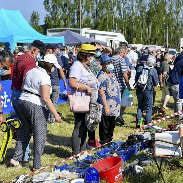 photo les bric-à-brac, vide-greniers, brocantes attirent toujours autant de monde.  ©  archives le maine libre – yvon loué